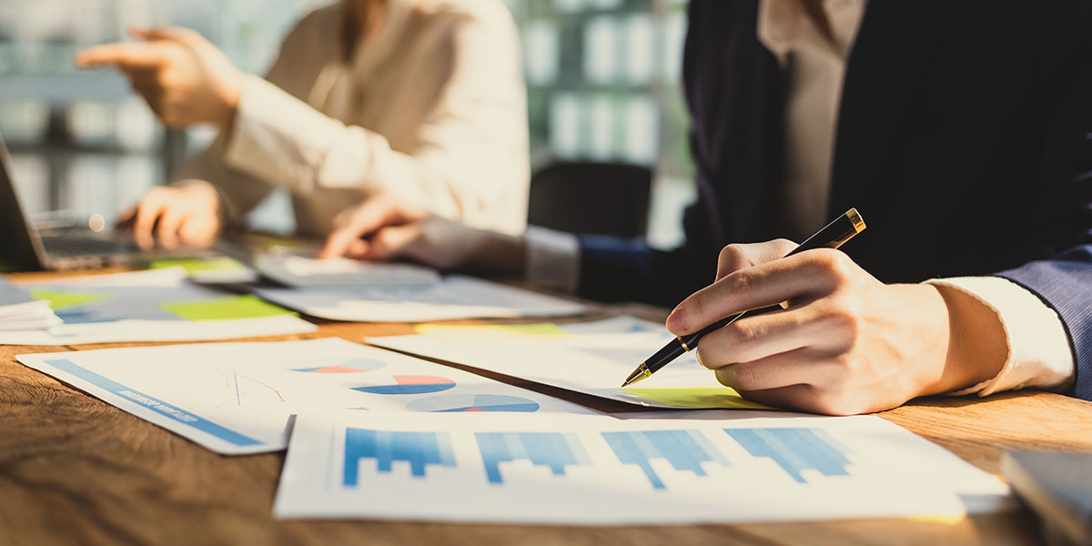 Tandr wv1 display 1200x600 hand pen finance papers